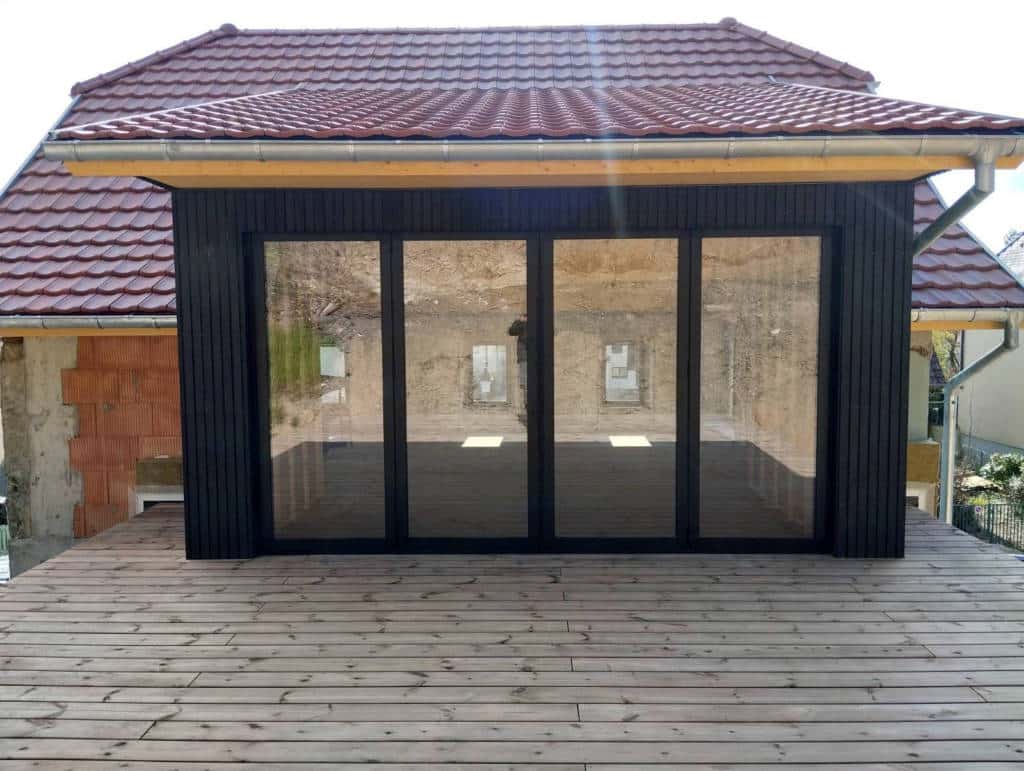 Baie vitrée noire design à Cernay