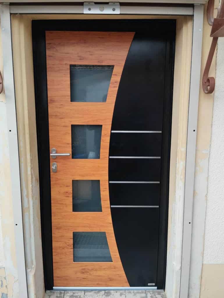 Porte d'entrée en bois et metal design dans le Haut-Rhin