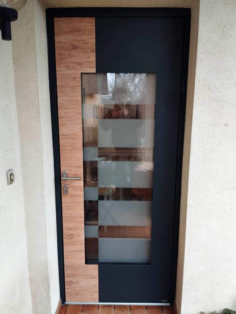 Porte d'entrée bois et metal design à Aspach