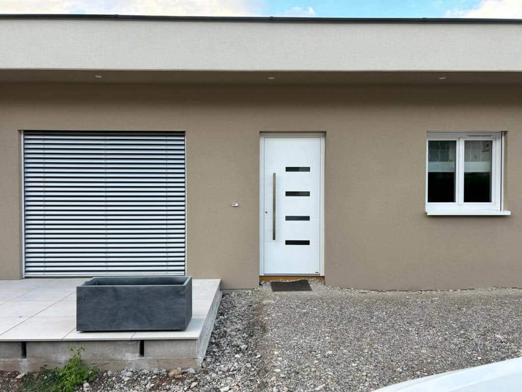 Porte d'entrée et fenetre PVC blanche et volets