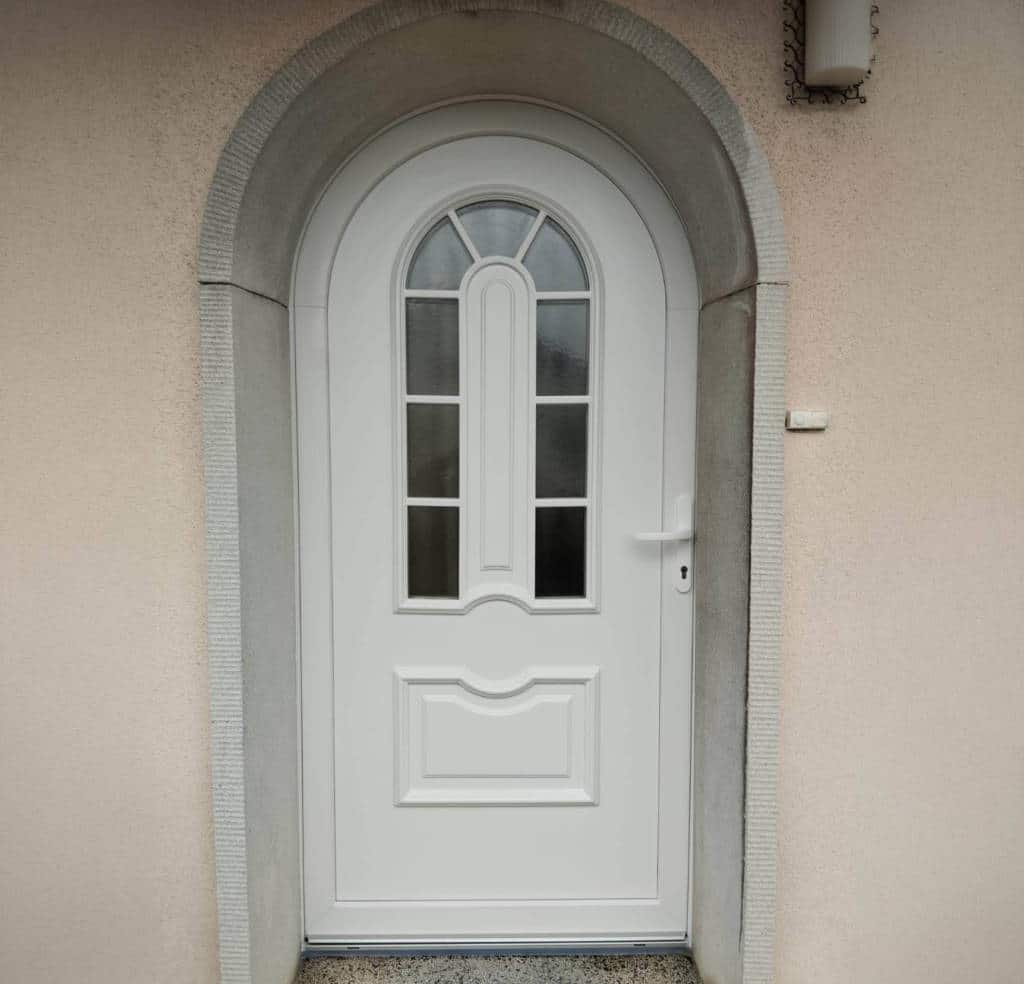 Porte d'entrée blanche en PVC
