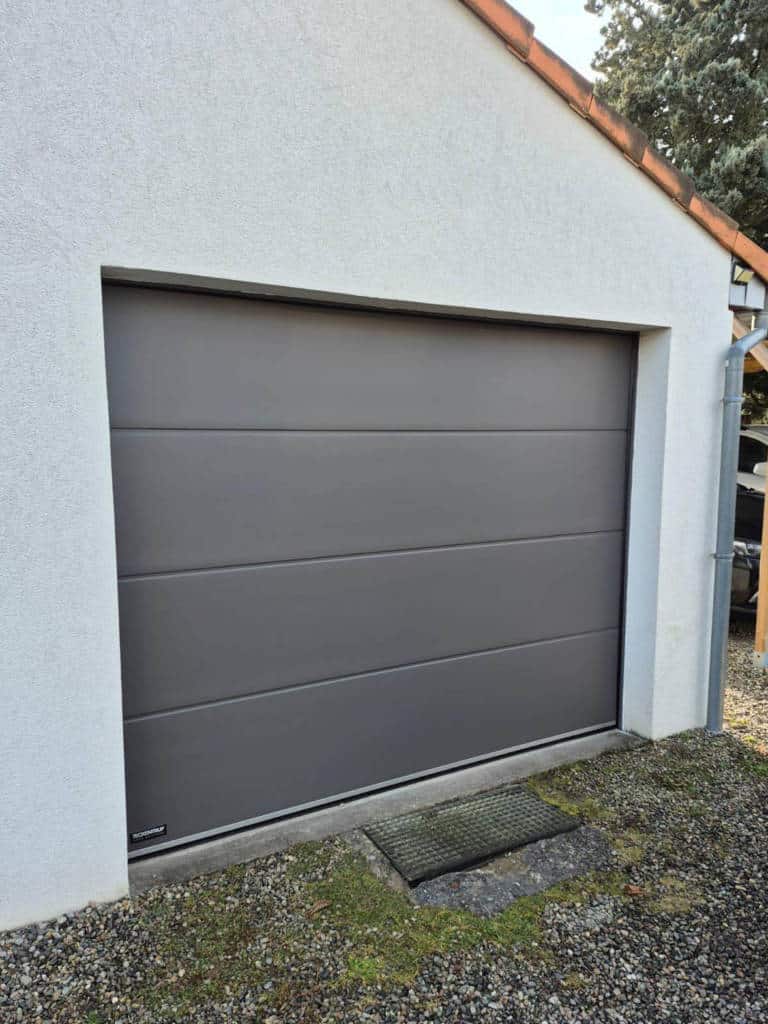 Porte de garage noire à Sentheim